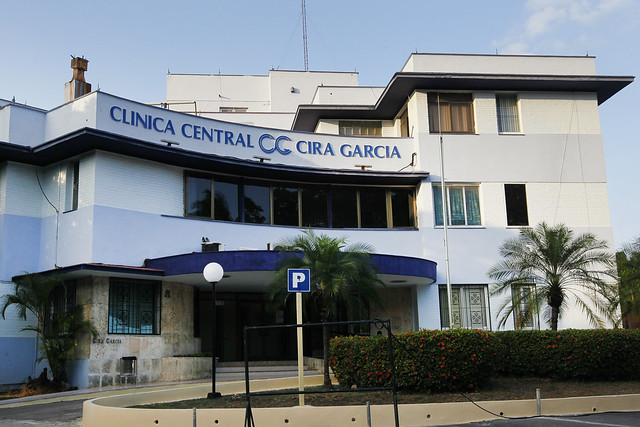 Exterior de la Clínica Central Internacional Cira García, ubicada en el municipio de Playa, en La Habana. Cuba dispone de clínicas internacionales para la atención de visitantes extranjeros en varias de las 15 provincias del país. Foto: Jorge Luis Baños/IPS