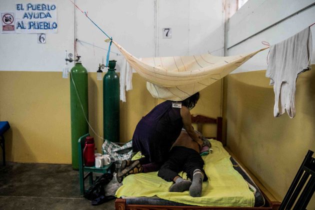 Atención a un enfermo de covid por una integrante del Comando Matico, en la Amazonia peruana. Foto: Sebastián Castañeda /Periodistas por el Planeta