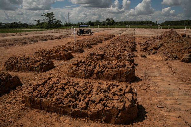 Tumbas de fallecidos por covid en un cementerio amazónico de Perú. Foto: Sebastián Castañeda / Periodistas por el Planeta