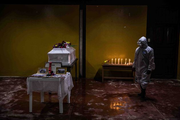 Capilla improvisada donde se veló a un líder indígena muerto por covid en la Amazonia peruana. Foto: Sebastián Castañeda / Periodistas por el Planeta