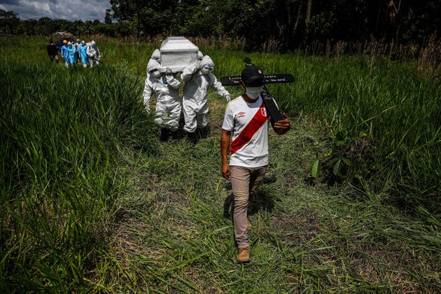 Cortejo del líder indígena se dirige al cementerio en la Amazonia peruana. Foto: Sebastián Castañeda / Periodistas por el Planeta