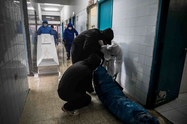 El cadáver de un líder indígena muerto por covid es preparado para colocarlo en un ataúd. Foto: Sebastián Castañeda / Periodistas por el Planeta