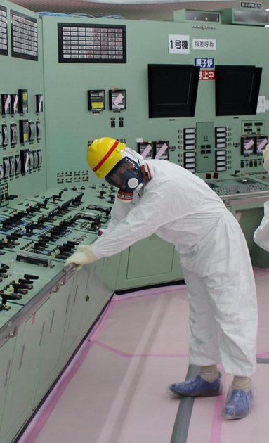 Najmedin Meshkati, uno de los autores de este artículo, resiste un terremoto agarrado a una barandilla de la sala de control de la central Fukushima Daiichi durante una visita en 2012. Foto: Najmedin Meshkati / CC BY-ND