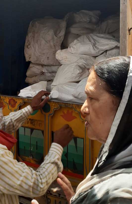 Nishat Hussain supervisa el cargamento de un camión con alimentos para entregar a mujeres rurales del estado de Rajastán, en el norte de India, para aliviar la precarización de la situación de muchas mujeres vulnerables y sus familias, como impacto de la covid. Foto: Cortesía de Nishat Hussain
