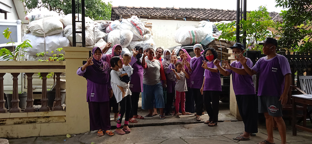 Los residentes de Ngadirejo, un pueblo de Indonesia, venden sus desechos orgánicos e inorgánicos a un banco de residuos del municipio de Sukoharjo, en la provincia de Java Central. Foto: Cortesía de Serono Arief Wijaya / ProKlim Ngadirejo