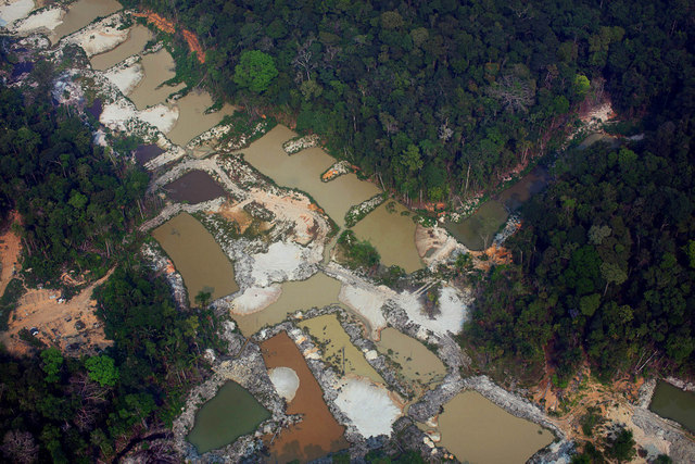 Vista aérea de los daños provocados por un "garimpo" (minería artesanal) en la cuenca del río Tapajós, en el corazón de la Amazonia, donde el mercurio usado por los mineros ilegales contaminó al menos a 500 indígenas de pueblo munduruku y ya causó la muerte de algunas personas, entre los cuales un investigador de una organización ambiental e indigenista. Foto: Marizilda Cruppe/Amazônia Real-Fotos Públicas